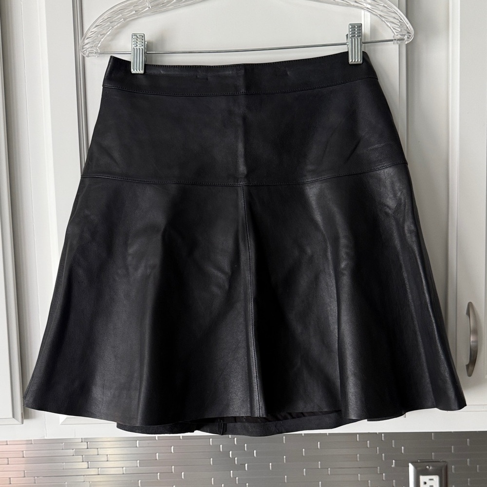 Banana Republic Genuine Leather mini skirt in black.